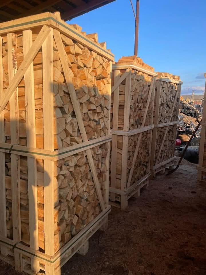 Buchenholz kammergetrocknet Halbe LKW-Lieferung – 20 RM ofenfertig & effizient